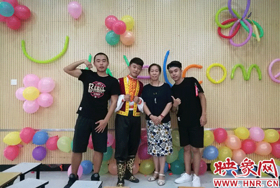 龐冬青和新疆班的孩子一起慶祝古爾邦節 龐冬青和新疆班的孩子一起慶祝古爾邦節