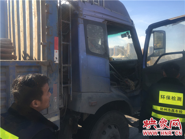 機動車污染監察支隊正在檢測大貨車尾氣排放指數 機動車污染監察支隊正在檢測大貨車尾氣排放指數