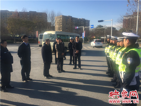 省環境污染防治攻堅辦有關同志慰問在一線執勤的交警 省環境污染防治攻堅辦有關同志慰問在一線執勤的交警