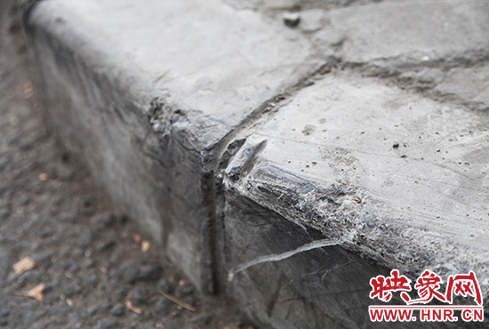 車道邊上的臺階,滿是電動車摔下碰撞的痕跡 車道邊上的臺階,滿是電動車摔下碰撞的痕跡