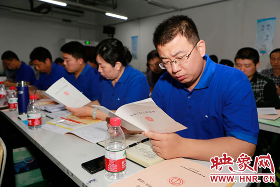 5月15日上午,全國總工會送教到基層-富士康工會干部(河南站)培訓班在富士康鄭州科技園開班。 5月15日上午,全國總工會送教到基層-富士康工會干部(河南站)培訓班在富士康鄭州科技園開班。