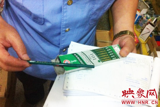 工作人員在查銷售網點的進賬記錄 工作人員在查銷售網點的進賬記錄