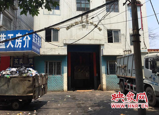 城北路環(huán)衛(wèi)中轉(zhuǎn)站門前的垃圾車裝滿了生活垃圾,腐臭味撲面而來 城北路環(huán)衛(wèi)中轉(zhuǎn)站門前的垃圾車裝滿了生活垃圾,腐臭味撲面而來