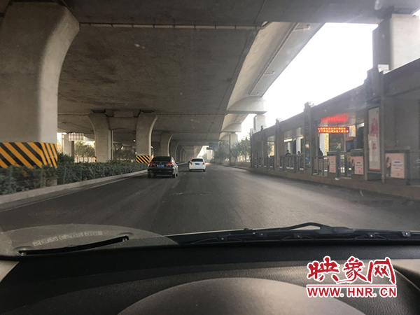 限行首日，三環(huán)橋上橋下，車輛不多，交通狀況良好。