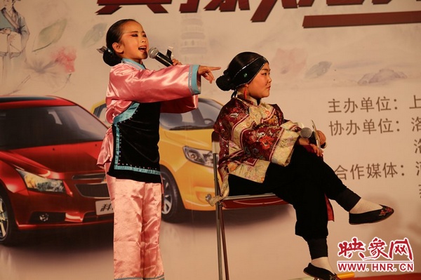 兩個小演員的表演活潑,惹得觀眾連連叫好。 兩個小演員的表演活潑,惹得觀眾連連叫好。