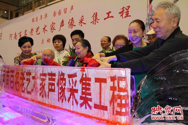 領(lǐng)導(dǎo)與嘉賓共同澆注啟動(dòng)冰雕 領(lǐng)導(dǎo)與嘉賓共同澆注啟動(dòng)冰雕