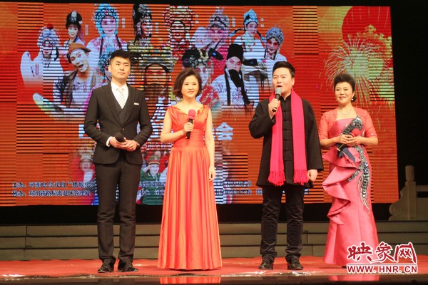 戲迷春晚主持人月陽(右二)、李亞楠(右一)、王巖(左二)、王曉凡(左一) 戲迷春晚主持人月陽(右二)、李亞楠(右一)、王巖(左二)、王曉凡(左一)