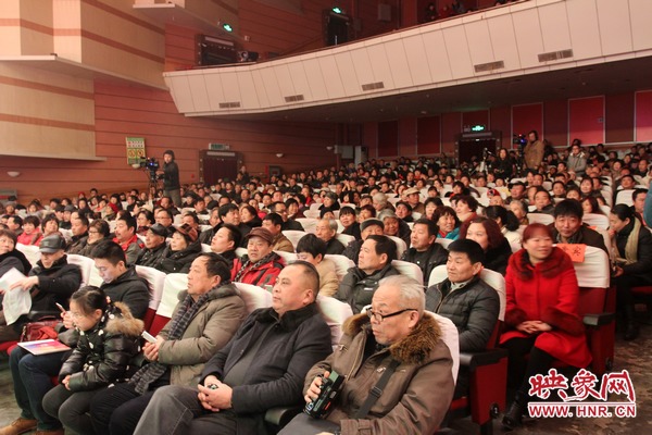 晚會現(xiàn)場座無虛席 晚會現(xiàn)場座無虛席