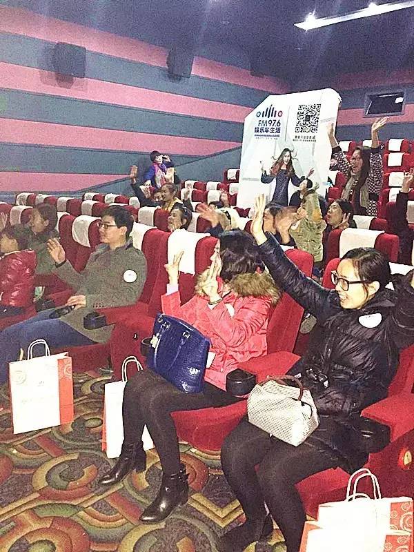 來到活動(dòng)現(xiàn)場的每一位觀眾都十分熱情哦! 來到活動(dòng)現(xiàn)場的每一位觀眾都十分熱情哦!