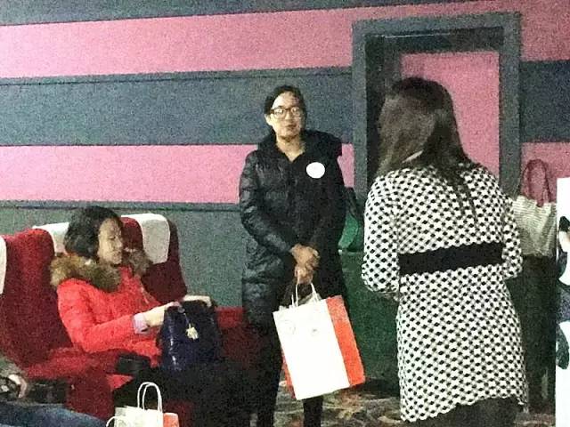 陪家人的是你看電影的是你拿禮物的是你是你還是你 陪家人的是你看電影的是你拿禮物的是你是你還是你