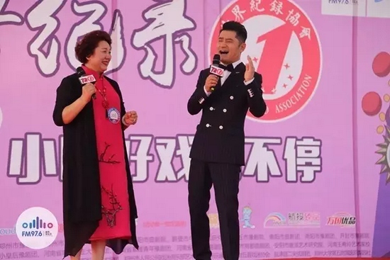 原來是關大帥哥的演唱,逗笑了全場觀眾 原來是關大帥哥的演唱,逗笑了全場觀眾