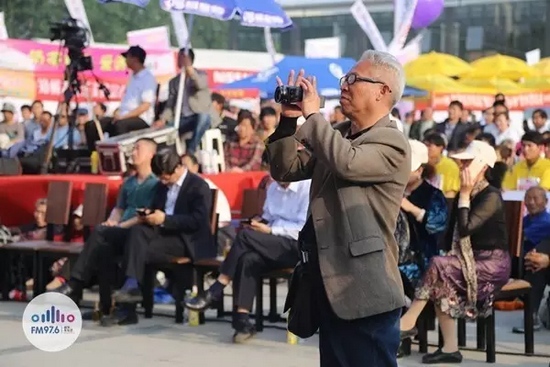 看這位戲迷拍得多認真 看這位戲迷拍得多認真