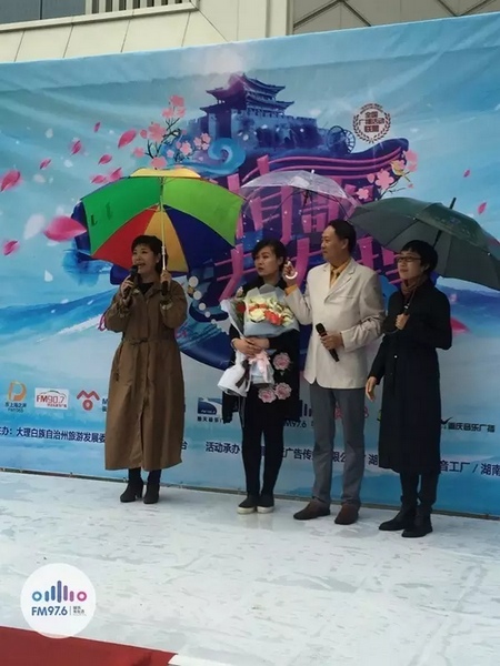 娛樂976總監(jiān)木子(左一)副總監(jiān)張彤(右一) 娛樂976總監(jiān)木子(左一)副總監(jiān)張彤(右一)