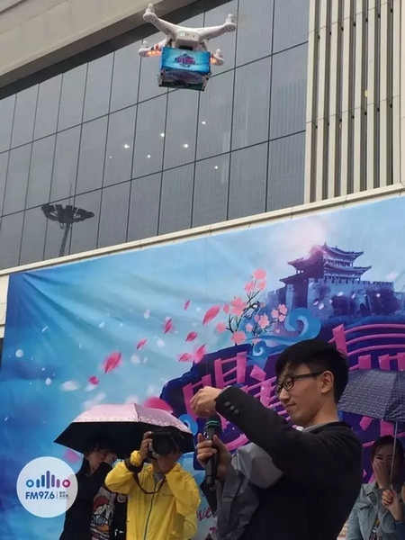 無人機(jī)掛著蘇世龍準(zhǔn)備好的求婚戒指從遠(yuǎn)方飛來 無人機(jī)掛著蘇世龍準(zhǔn)備好的求婚戒指從遠(yuǎn)方飛來