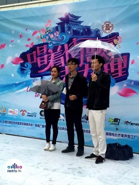 蘇世龍和夢夢看向大屏幕上兩人好友發(fā)來的祝福視頻 蘇世龍和夢夢看向大屏幕上兩人好友發(fā)來的祝福視頻