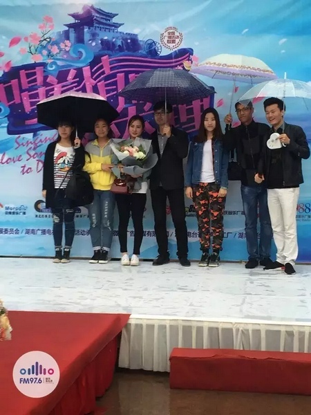 蘇世龍&夢夢與好友及主持人路飛合影留念 蘇世龍&夢夢與好友及主持人路飛合影留念