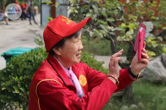 爺爺奶奶叔叔阿姨被盛運莊園的景致吸引，紛紛拍照留影