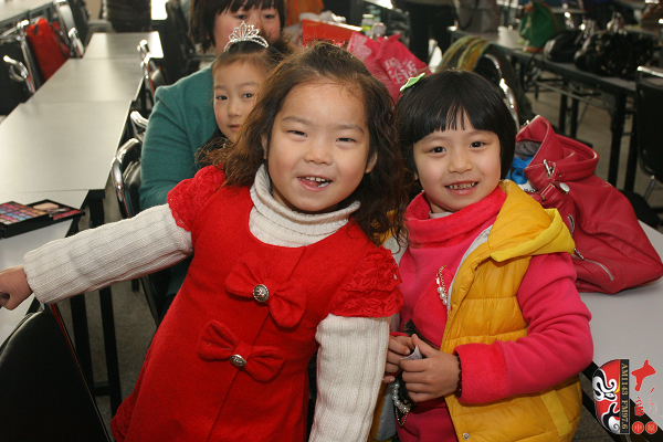 賽前可愛(ài)的小選手在等待抽簽 賽前可愛(ài)的小選手在等待抽簽