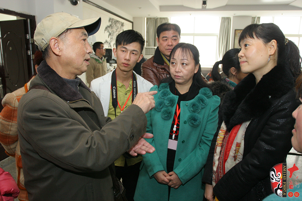03著名黃梅戲表演藝術(shù)家、有“小董永”之稱的夏承平進(jìn)入比賽現(xiàn)場(chǎng)就被黃梅戲粉絲圍觀 03著名黃梅戲表演藝術(shù)家、有“小董永”之稱的夏承平進(jìn)入比賽現(xiàn)場(chǎng)就被黃梅戲粉絲圍觀