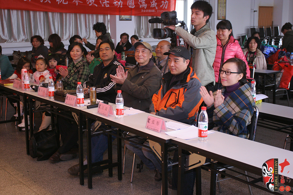 評(píng)委(左起):河南電臺(tái)戲曲廣播《票友排行榜》河南十大名票黃立群、陜西戲曲廣播資深音樂(lè)編輯焦詠、著名黃 評(píng)委(左起):河南電臺(tái)戲曲廣播《票友排行榜》河南十大名票黃立群、陜西戲曲廣播資深音樂(lè)編輯焦詠、著名黃