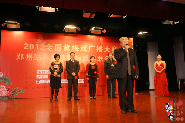 選手五人一組上臺(tái)表演,臺(tái)上為第一組選手 選手五人一組上臺(tái)表演,臺(tái)上為第一組選手