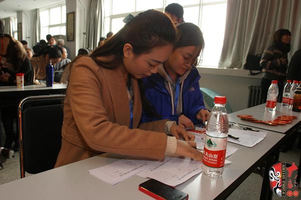 河南電臺(tái)戲曲廣播工作人員在緊張的統(tǒng)計(jì)選手分?jǐn)?shù) 河南電臺(tái)戲曲廣播工作人員在緊張的統(tǒng)計(jì)選手分?jǐn)?shù)