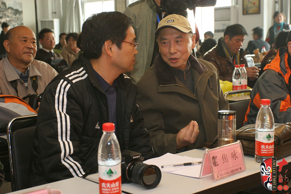 評(píng)委在討論選手成績(jī) 評(píng)委在討論選手成績(jī)