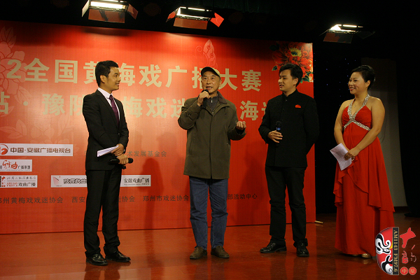 著名黃梅戲表演藝術(shù)家夏承平為選手講解黃梅戲演唱技巧 著名黃梅戲表演藝術(shù)家夏承平為選手講解黃梅戲演唱技巧