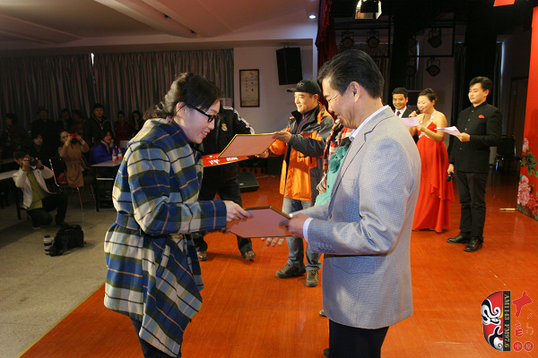 河南電臺(tái)戲曲廣播副總監(jiān)張彤、安徽戲曲廣播副總監(jiān)汪源、陜西戲曲廣播資深音樂(lè)編輯焦詠為晉級(jí)選手頒發(fā)晉級(jí)牌 河南電臺(tái)戲曲廣播副總監(jiān)張彤、安徽戲曲廣播副總監(jiān)汪源、陜西戲曲廣播資深音樂(lè)編輯焦詠為晉級(jí)選手頒發(fā)晉級(jí)牌