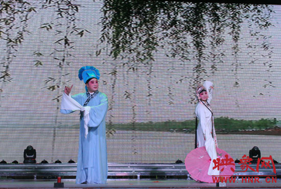 豫劇《新版白蛇傳》片段 劉艷麗飾演白娘子 田冠軍飾演許仙 豫劇《新版白蛇傳》片段 劉艷麗飾演白娘子 田冠軍飾演許仙