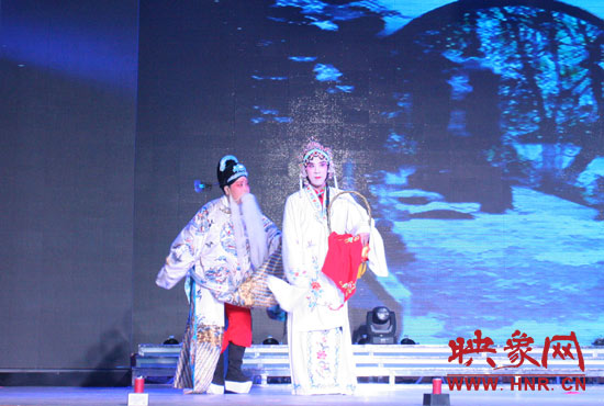 曲劇《寇準背靴》花園送飯 白軍選飾演柴郡主 郭秋芳飾演寇準 曲劇《寇準背靴》花園送飯 白軍選飾演柴郡主 郭秋芳飾演寇準