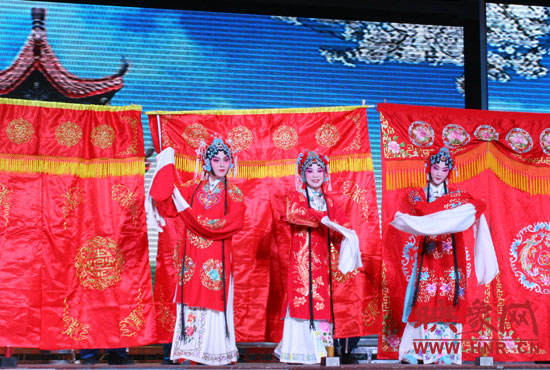 京劇《鎖麟囊》春秋亭外風雨暴 演唱者:月陽 連德志 李朋杰 京劇《鎖麟囊》春秋亭外風雨暴 演唱者:月陽 連德志 李朋杰