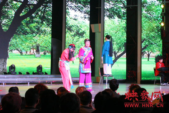 曲劇《桑林收子》 方素珍飾演母親 媛媛飾演女兒 王唯飾演小生 曲劇《桑林收子》 方素珍飾演母親 媛媛飾演女兒 王唯飾演小生