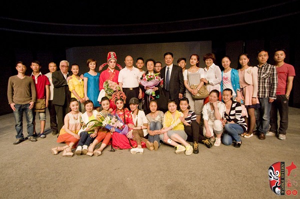 嘉賓和李衛紅合影留念 嘉賓和李衛紅合影留念