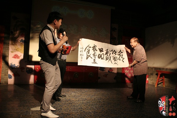 著名豫劇表演藝術(shù)家王善樸為鑫朝陽(yáng)溝食村贈(zèng)送墨寶 著名豫劇表演藝術(shù)家王善樸為鑫朝陽(yáng)溝食村贈(zèng)送墨寶