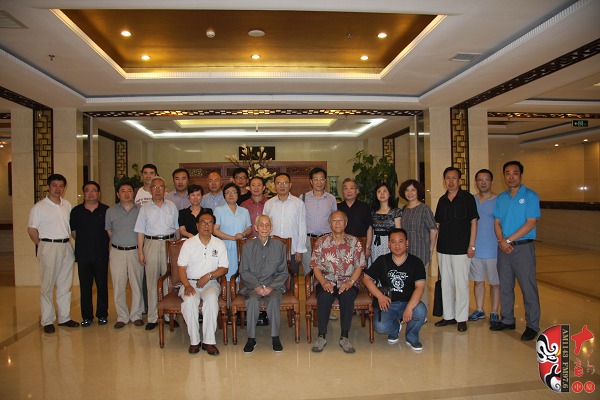 河南電臺戲曲廣播特派記者趙坤與參加研討會的學者和藝術家合影 河南電臺戲曲廣播特派記者趙坤與參加研討會的學者和藝術家合影