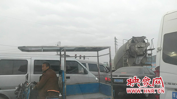 早高峰時路口各類車輛擠在一起 早高峰時路口各類車輛擠在一起