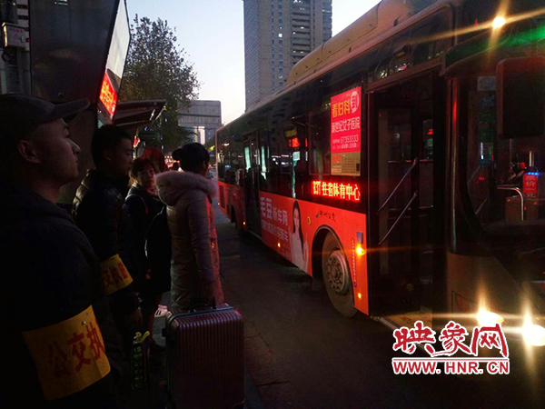 公交站配備的執勤人員 公交站配備的執勤人員