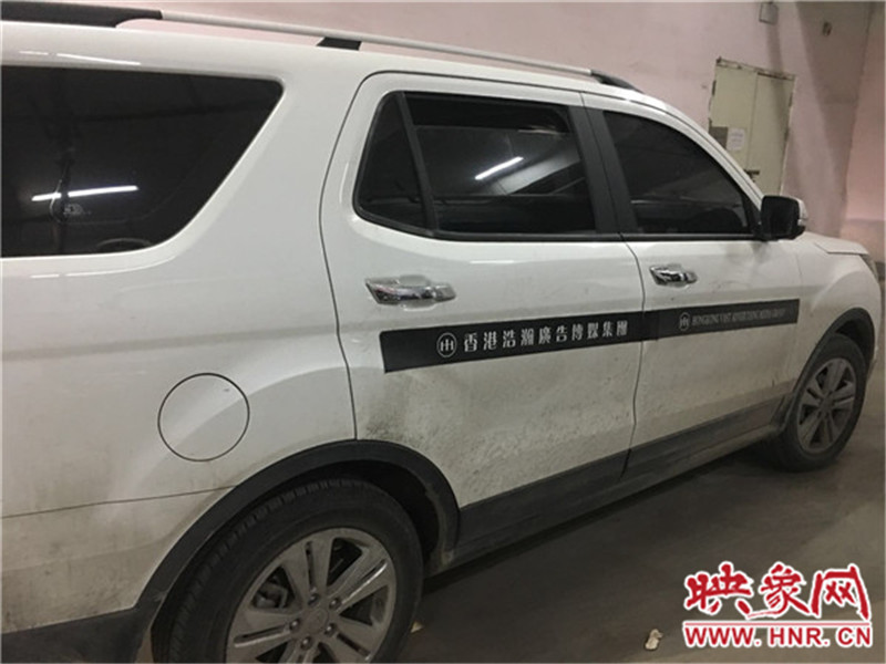 車身上按要求貼著廣告。