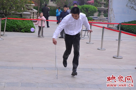 說是比賽,其實就是活力的釋放,就是開心的海洋,丟沙包、踢毽子、三人四足、滾鐵環等項目 說是比賽,其實就是活力的釋放,就是開心的海洋,丟沙包、踢毽子、三人四足、滾鐵環等項目