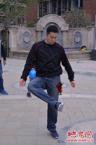 說是比賽,其實就是活力的釋放,就是開心的海洋,丟沙包、踢毽子、三人四足、滾鐵環等項目 說是比賽,其實就是活力的釋放,就是開心的海洋,丟沙包、踢毽子、三人四足、滾鐵環等項目