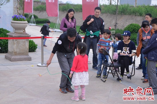 當然啦,也有小天使現場跟爸比罷工的,就是不跳,弄的爸爸也哭笑不得。 當然啦,也有小天使現場跟爸比罷工的,就是不跳,弄的爸爸也哭笑不得。