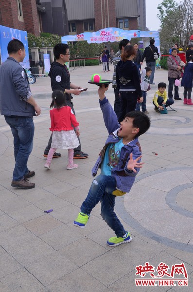 小弟弟,你玩個托球不用這么夸張吧,哈哈! 小弟弟,你玩個托球不用這么夸張吧,哈哈!