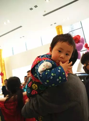 小朋友雖然你骨骼清奇,但是米、油你照樣拎不動啊,還是乖乖的油卡拿好吧。 小朋友雖然你骨骼清奇,但是米、油你照樣拎不動啊,還是乖乖的油卡拿好吧。