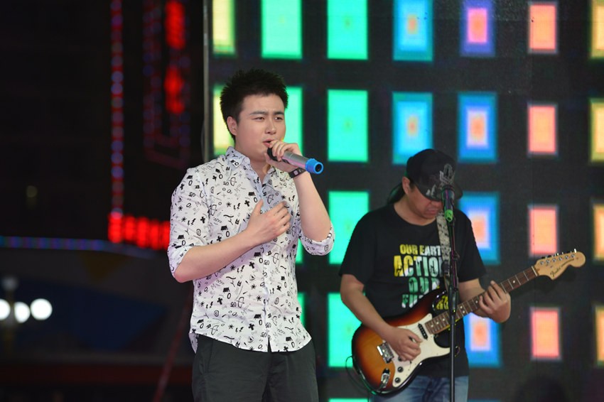 首先出場(chǎng)的是主播佳雨,一首《李白》,瞬間將現(xiàn)場(chǎng)的火熱氣氛點(diǎn)著。 首先出場(chǎng)的是主播佳雨,一首《李白》,瞬間將現(xiàn)場(chǎng)的火熱氣氛點(diǎn)著。