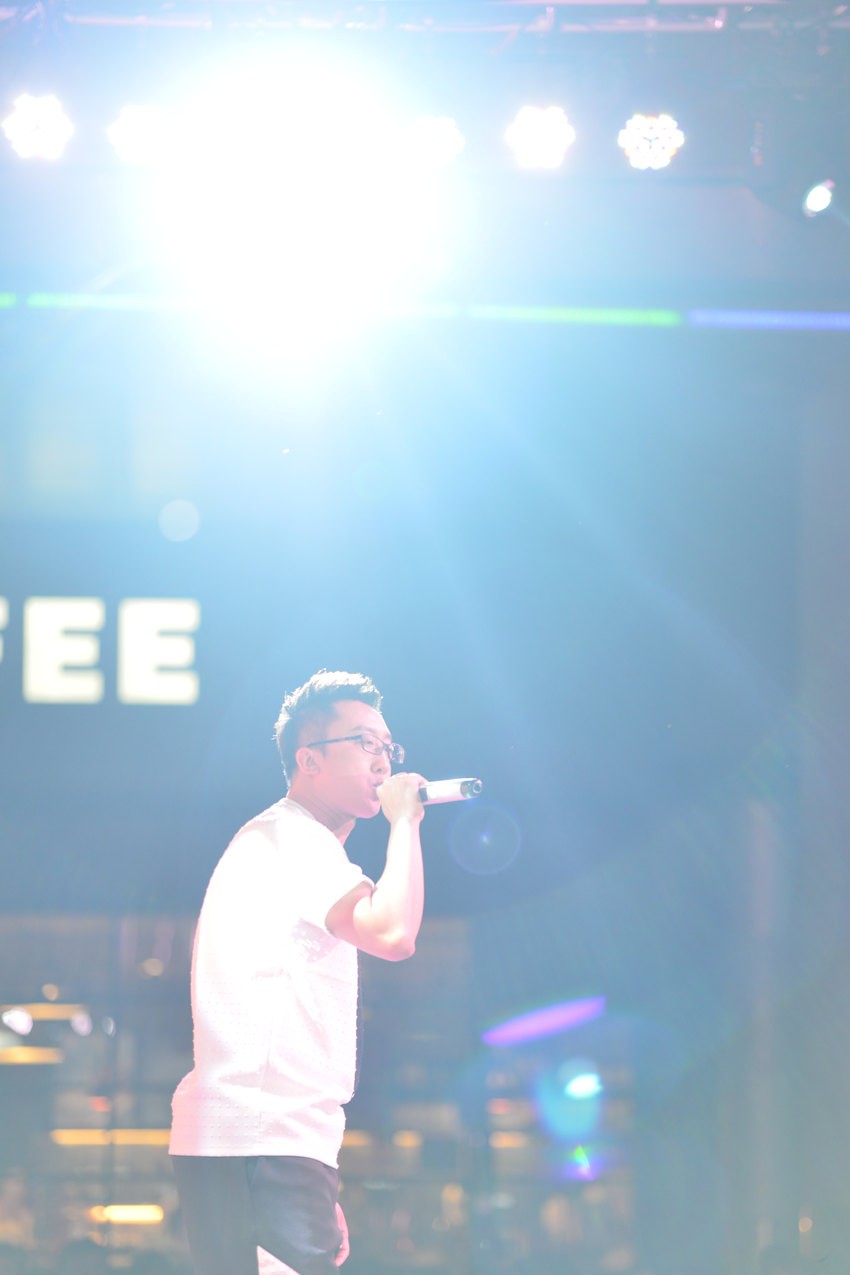 楊奕:私家車999唱歌(可能)最專業(yè)的主播 楊奕:私家車999唱歌(可能)最專業(yè)的主播