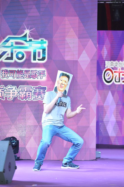 不過(guò)隨后的阿強(qiáng)老師現(xiàn)場(chǎng)傳授RAP教程,同樣不遜于老楊呢!! 不過(guò)隨后的阿強(qiáng)老師現(xiàn)場(chǎng)傳授RAP教程,同樣不遜于老楊呢!!