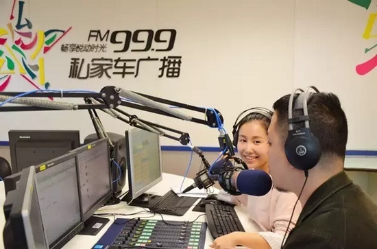 美女嘉賓來做客直播間,麥姐看莫非的眼神,嘖嘖,愛一個人是什么感覺? 美女嘉賓來做客直播間,麥姐看莫非的眼神,嘖嘖,愛一個人是什么感覺?