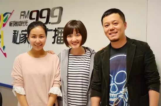 跟兩位女神在一起,莫非你知道你此刻有多招小編嫉恨? 跟兩位女神在一起,莫非你知道你此刻有多招小編嫉恨?