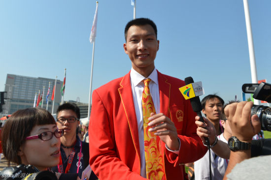 易建聯參加奧運村升旗儀式 易建聯參加奧運村升旗儀式